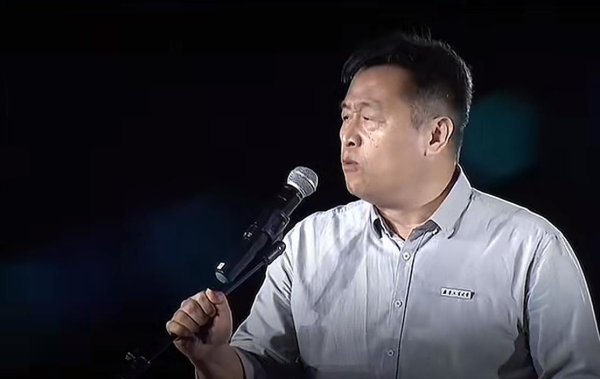 信通配资 46岁男子成大学新生，开学典礼发言感动网友：考研是为了给女儿作表率